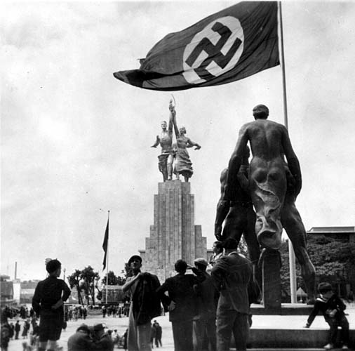 Противостояние на Парижской выставке 1937 года. Из фонда ГТГ